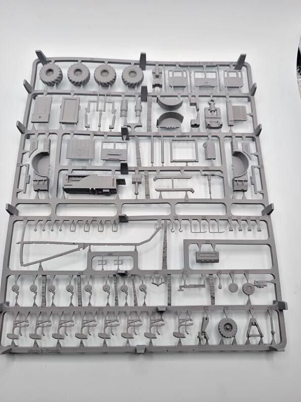 MM 87001, Traktor K700 A mit Pflug,  Plastikbausatz,    1/87, H0,