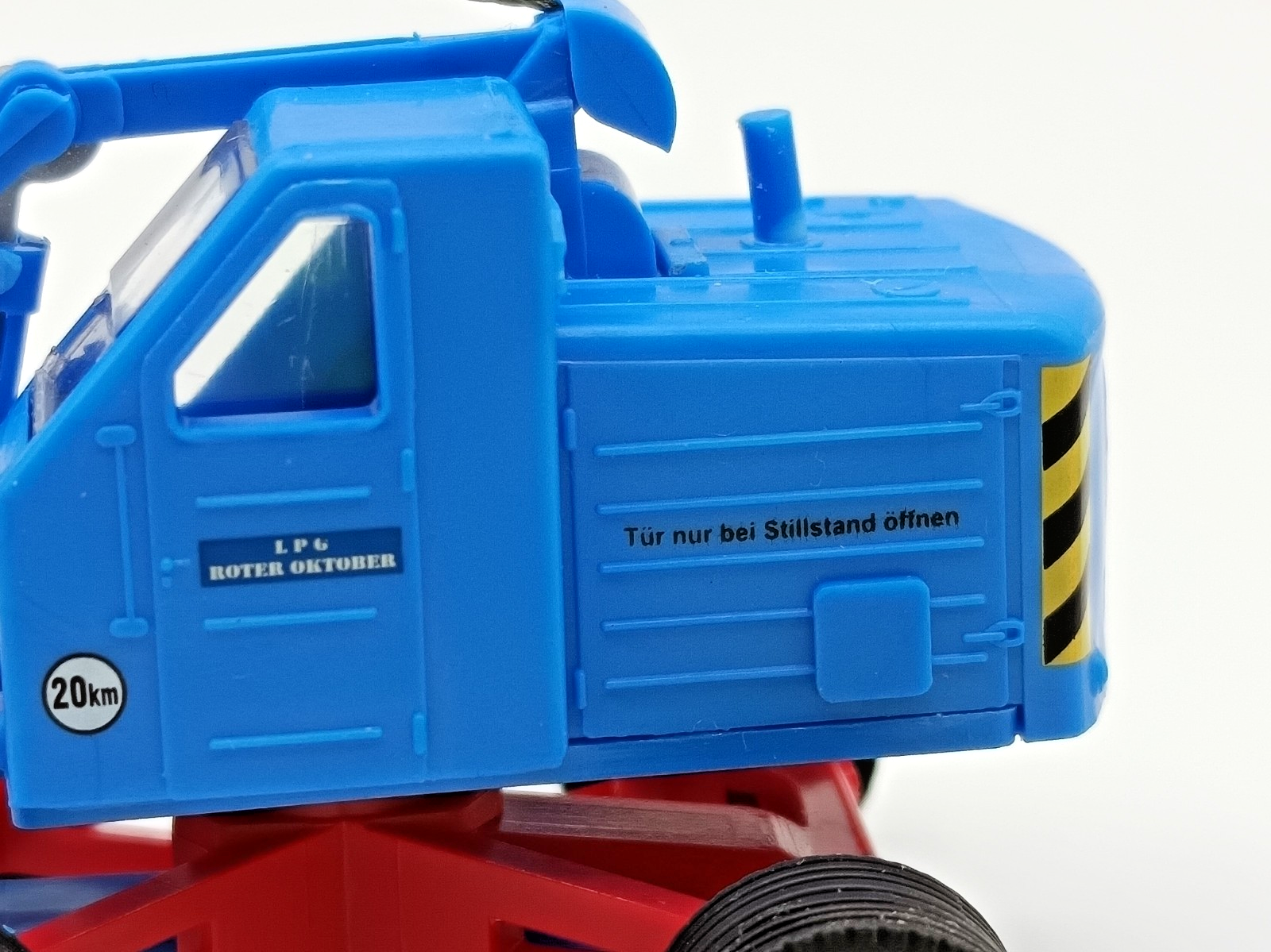 8581102