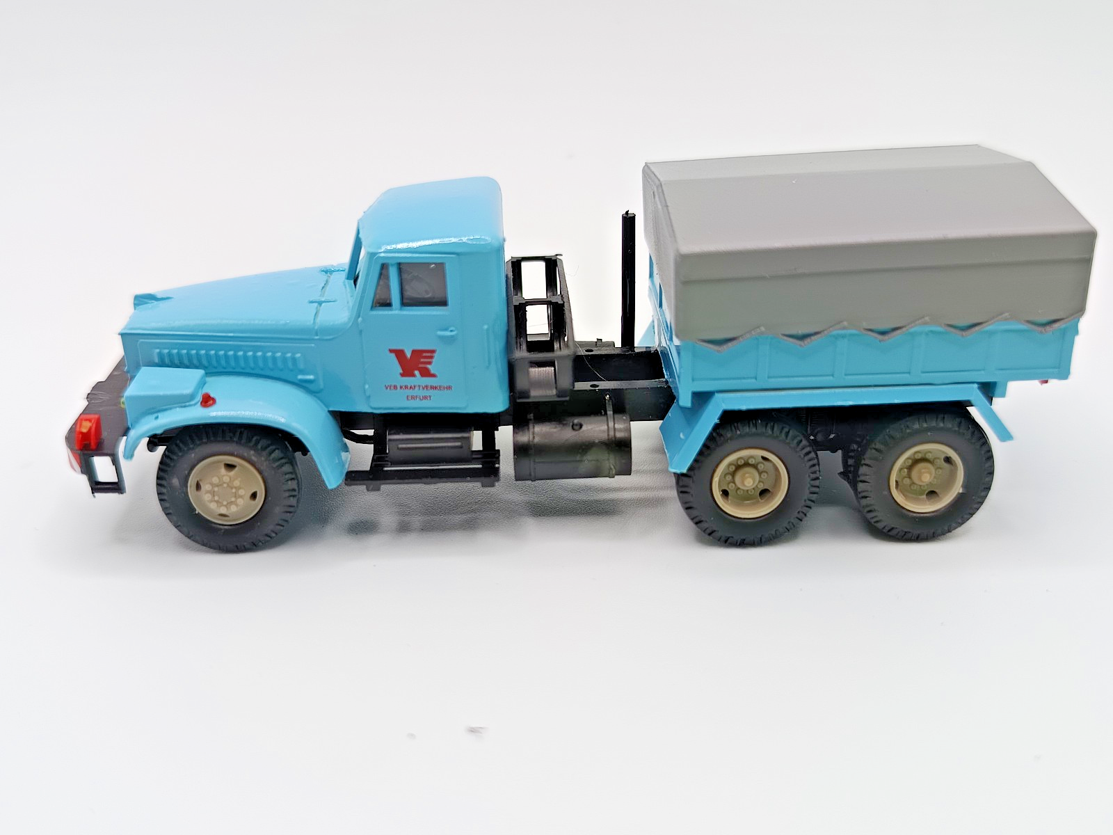 8905233