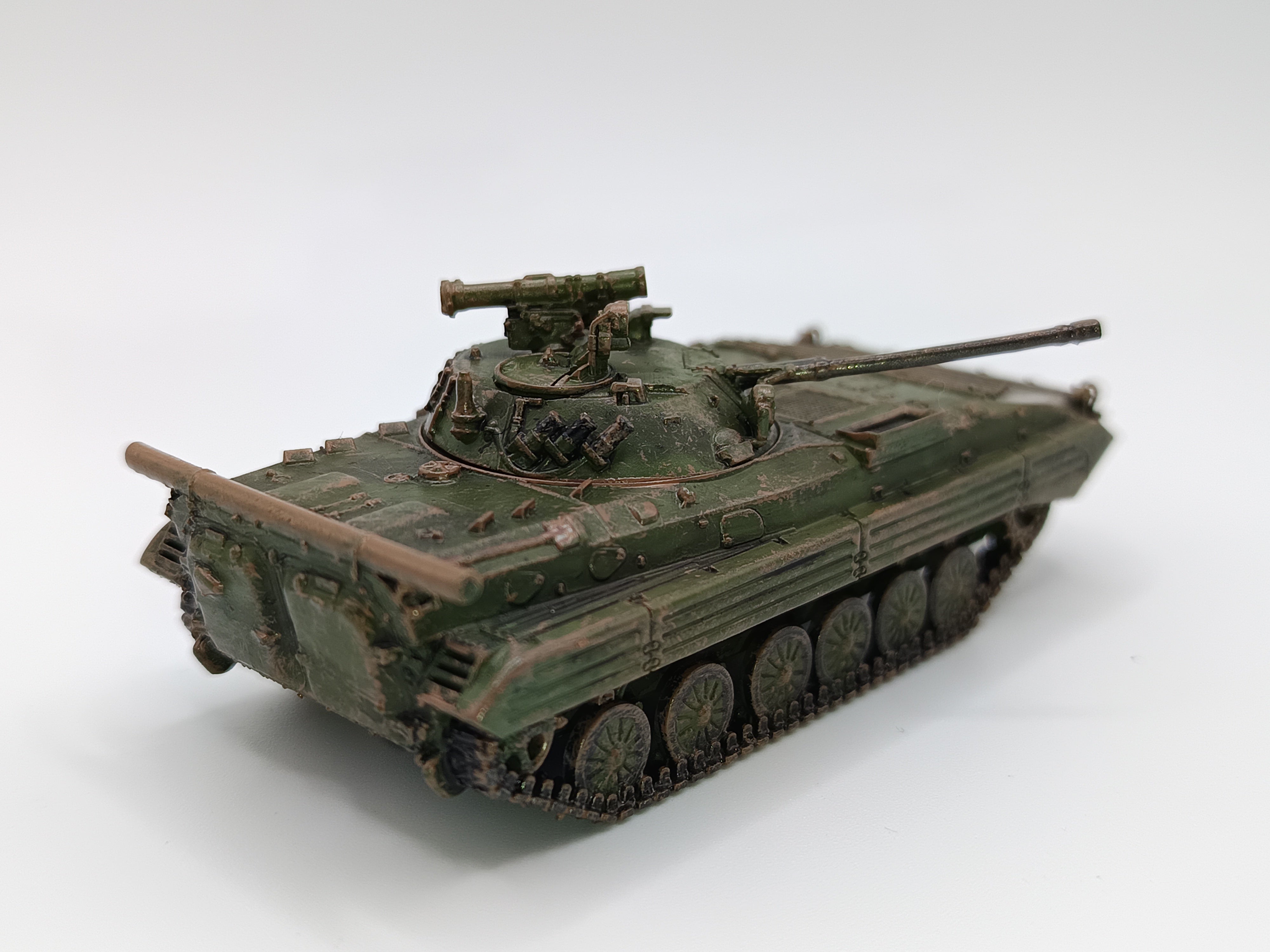 OP 87606, BMP-2 Schützenpanzer  NVA, patiniert,  Fertigmodell,  1/87, H0,